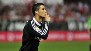 Ronaldo ăn mừng luôn làm cho giới mộ điệu phải chú ý tới